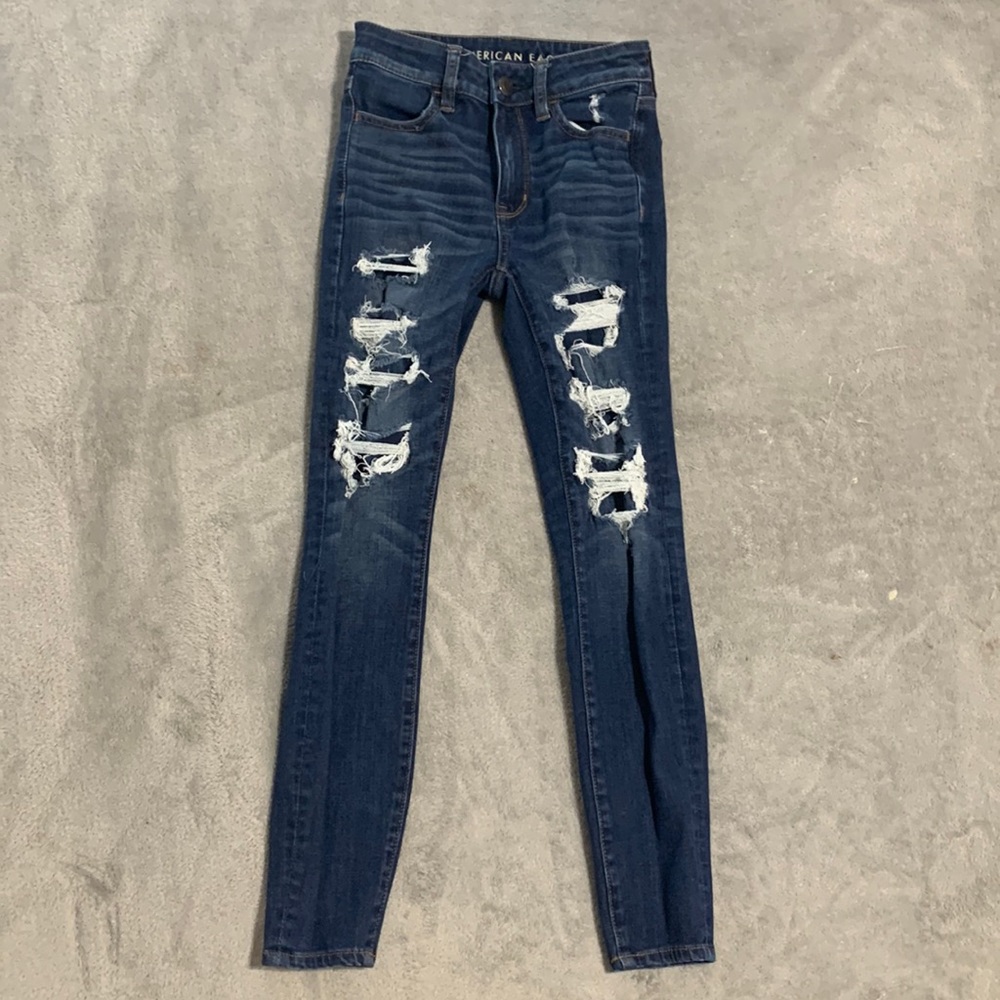 AMERICAN EAGLE RIPPED JEANS
